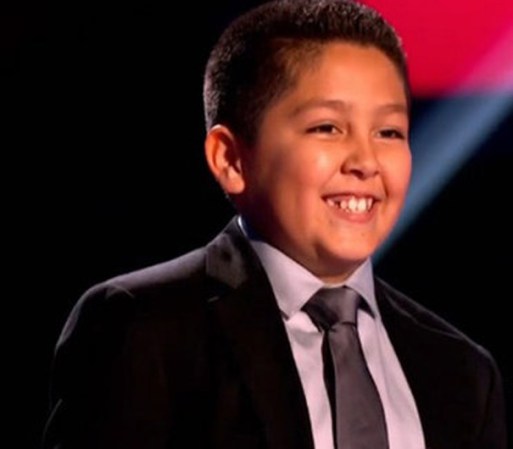 Adrián cantó “Querida” y los tres jueces se voltearon por él. Para sorpresa de todos, que creían que eligiría al “team Tapia”, el niño escogió a Prince Royce.