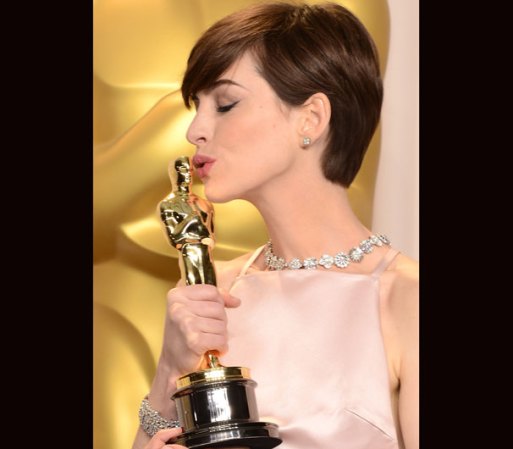 Anne Hathaway no sólo recibió un Oscar esa noche, como mejor actriz de reparto en "Los Miserables", también le tocó actuar durante el show.