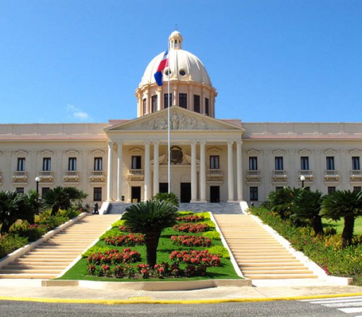El Palacio Nacional, casa oficial del Presidente de la República y sede del poder Ejecutivo, es uno de los edificios más prominentes de la capital.