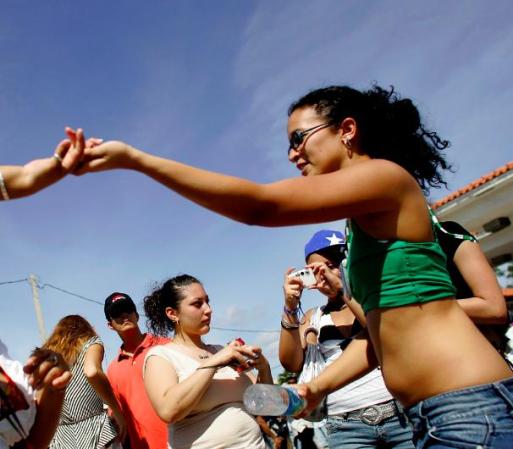 Tanto locales como turistas se reúnen en esta emblemática calle a celebrar la hispanidad.