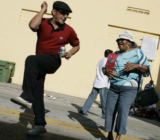 Pare divertirse en el Festival de la Calle Ocho no hay edad.