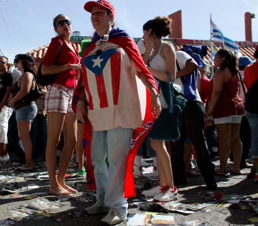 Con banderas de distintos países la gente que acude a este festival muestra su orgullo nacional.