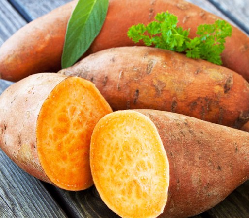 Batatas. Poseen licopeno, que protege la piel del daño de los rayos ultra violeta, y vitamina C.