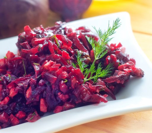 BETABEL: El betabel o es muy rico en potasio y contiene vitamina C, calcio y hierro. También es una mina de folato, la vitamina esencial para mantener sanas a las células.