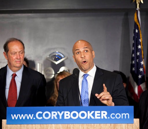 12 DE AGOSTO, 2013: El alcalde demócrata de Newark, Cory Booker, y el republicano Steve Lonegan se enfrentarán en octubre por una banca en el Senado federal tras ganar el martes las primarias de sus partidos.
