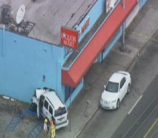 Una persona murió y otra resultó gravemente herida.un coche golpeó a dos peatones y se estrelló contra un edificio en Miami la mañana de este martes.El incidente ocurrió justo después de las 10 de la mañana a las fuera del restaurante Laguna en 2800 del noroeste y 7th avenida.