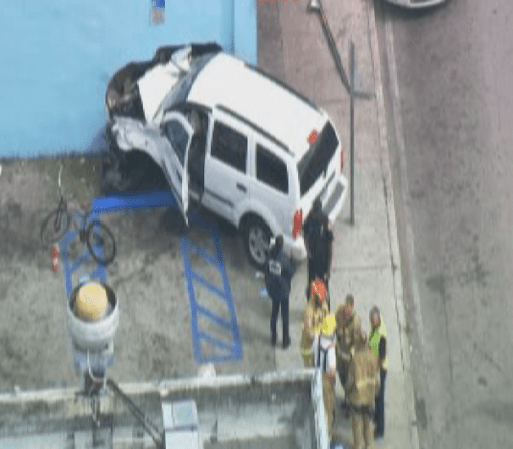 La camioneta quedó incrustrada contra la pared lateral de la licorería.