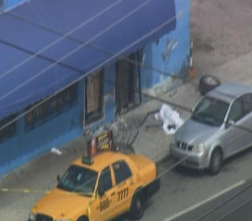 Una persona murió y otra resultó gravemente herida.un coche golpeó a dos peatones y se estrelló contra un edificio en Miami la mañana de este martes.El incidente ocurrió justo después de las 10 de la mañana a las fuera del restaurante Laguna en 2800 del noroeste y 7th avenida.