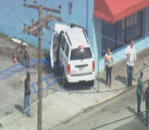 Una persona murió y otra resultó gravemente herida .Un coche golpeó a dos peatones y se estrelló contra un edificio.