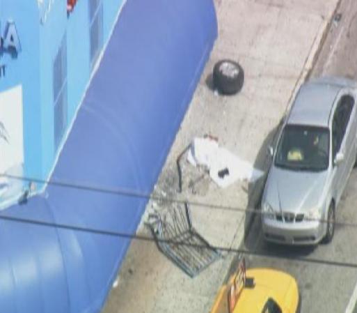 Una persona murió y otra resultó gravemente herida.un coche golpeó a dos peatones y se estrelló contra un edificio en Miami la mañana de este martes.El incidente ocurrió justo después de las 10 de la mañana a las fuera del restaurante Laguna en 2800 del noroeste y 7th avenida.