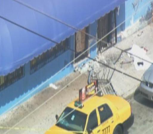 Una persona murió y otra resultó gravemente herida.un coche golpeó a dos peatones y se estrelló contra un edificio en Miami la mañana de este martes.El incidente ocurrió justo después de las 10 de la mañana a las fuera del restaurante Laguna en 2800 del noroeste y 7th avenida.