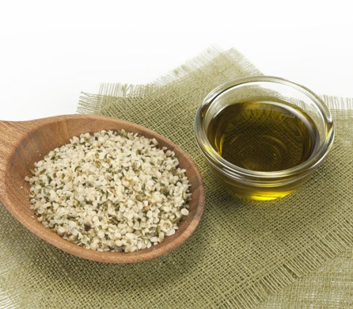 Cáñamo. Las semillas y el aceite de cáñamo no sólo tienen Omega 3 sino que son hidratantes naturales que ayudan a que la piel retenga más humedad.