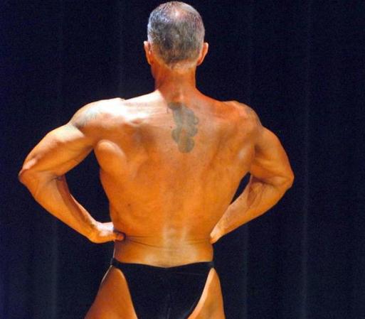 Con 60 años de edad, el político cubano-americano abandonó definitivamente la oficina para convertirse en una versión cubana de Arnold Schwarzenegger. Estas fotos fueron tomadas de una competencia en la que participó Alvarez organizada por www.northamericanbodies.com.