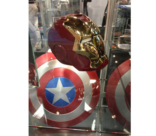 La máscara de Iron Man y el escudo de Captain America.