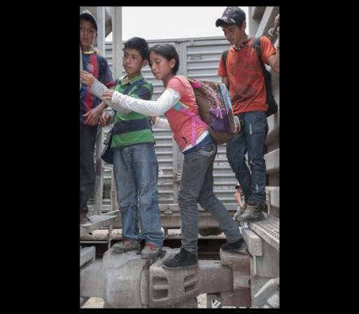 Agentes de la patrulla fronteriza de Estados Unidos, declararon que en el 2011 alrededor de 6,800 menores fueron arrestados, al tratar de cruzar la frontera sin documentos.