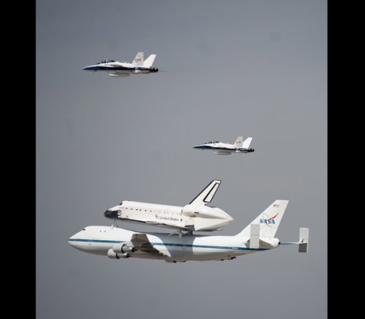 Dos aviones del ejercito de Estados Unidos protegieron al Endeavour en todo momento.