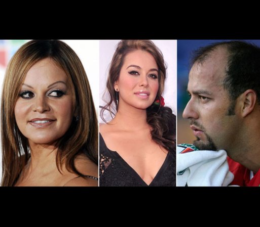Poco antes de su muerte, Jenni Rivera protagonizaba el escándalo de que presuntamente había sorprendido a su esposo Esteban Loaiza, teniendo relaciones sexuales con su hija "Chiquis."
