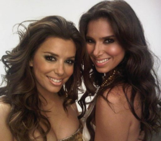 Otra toma con Roselyn Sánchez, esta vez posan ambas como modelos.
