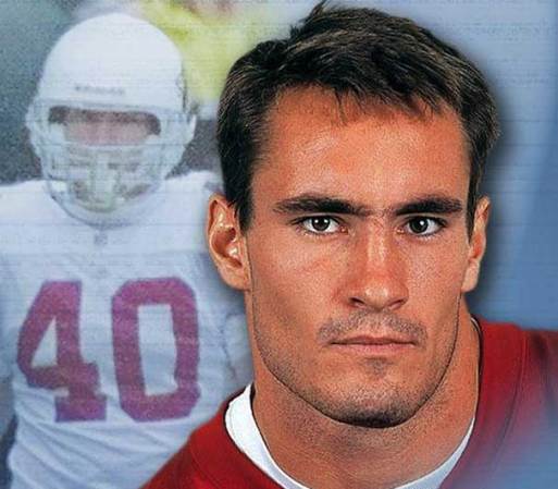 El jugador de futbol americano y soldado Pat Tillman, murió en Afganistán a los 27 años de edad tas ser baleado por accidente por fuerzas estadounidenses.