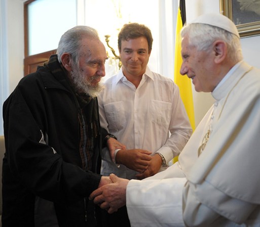 Una foto de Fidel Castro de marzo 29 del 2012 con el entonces papa Benedicto XVI en La Habana.