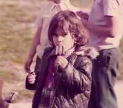 Jenni tuvo una infancia muy normal, alejada del medio artístico.