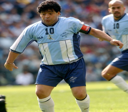 Maradona es rey fuera y dentro de las canchas. Sus calidades futbolísitcas han brillado a la par de sus escándalos.