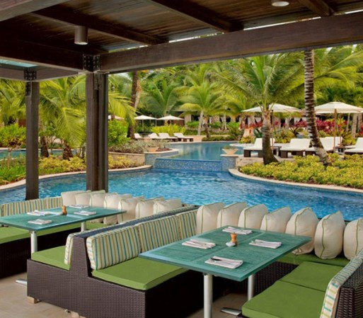 Agradable terraza donde puedes comer y gozar de la vista a la piscina.