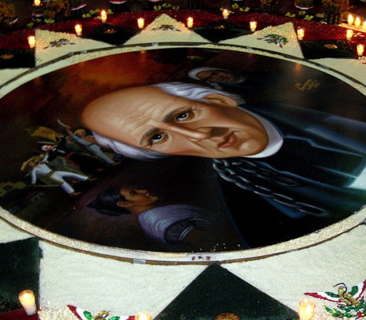 La imagen del "Padre de la Patria", Miguel Hidalgo, aparece repetidamente en la decoración local.