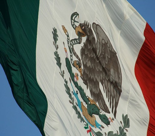 La bandera de México, símbolo máximo de la República, ondea alta en el cielo.
