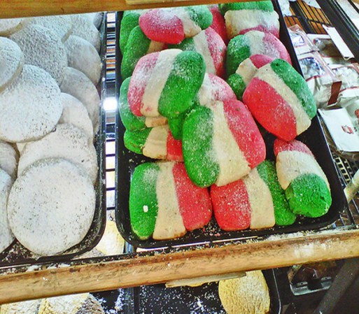Todos quieren disfrutar con unos tradicionales polvorones patrios.