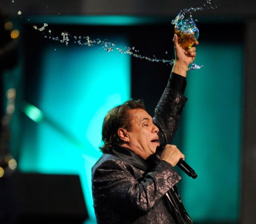 En el año 2000 Juan Gabriel consigue llenar el Zócalo capitalino dejando así el récord de asistencia prevalenciente hasta la fecha, más de 350 mil personas le aplaudieron la madrugada del 1 de enero del 2000.