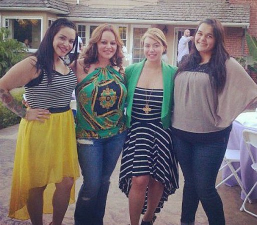 En esta foto aparece Jenni con sus tres hijas.