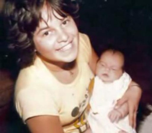 Jenni tenía apenas 15 años cuando tuvo a su primera hija. Años más tarde se casaría con el padre de sus tres primeros hijos, José Trinidad Marín.