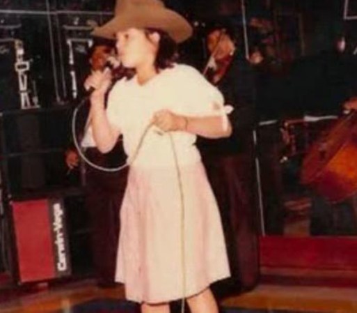 Aunque nunca planeó incursionar profesionalemente en el canto, Jenni ya mostraba su gusto por la música ranchera desde muy pequeña.