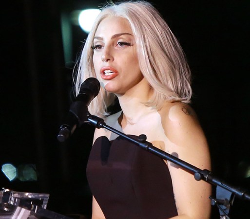 12 DE AGOSTO, 2013: Lady Gaga adelanta nuevo su sencillo "Applause" ante las filtraciones en internet