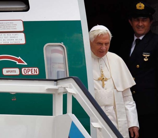 LA HABANA, 27 DE MARZO DE 2012 - Benedicto XVI llega al aeropuerto "José Martí" en La Habana.