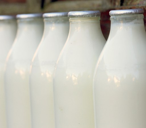La leche es una pieza clave: asegúrate de comprar envases cerrados herméticamente y que sea de larga vida.