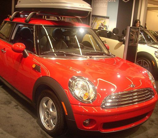 Pero no sólo Cooper fue el único fabricante de Minis. Durante las siguientes dos décadas, una infinidad de Minis fueron construidas por una multitud de fabricantes en las más variadas versiones. Desde Gran Bretaña hasta Australia, pasando por Italia y hasta en Uruguay, más de 5 millones de Minis fueron esparcidos por el mundo entero. En la foto: Esta versión del Mini Cooper permite colocar la superficie de apoyo para carga.