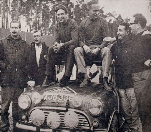 El mini, fue un auto que cautivó a toda Gran Bretaña y gran parte del mundo. Su historia es tan rica, que es considerado el auto inglés del siglo XX. En la foto: En 1965, un Rally tuvo lugar en Finlandia.