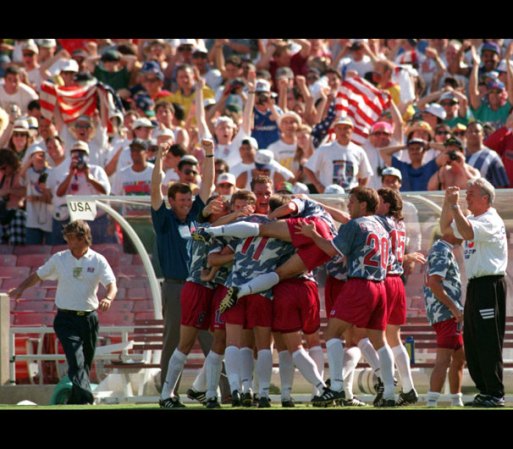 Momentos mágicos en el Rose Bowl de Pasadena en el Mundial '94. Aquí, la euforia de Estados Unidos tras eliminar a la favorita Colombia. A la izquierda, el técnico Boca Milutinovic mantiene la calma, mientras su auxiliar, Steve Sampson, se une al festejo azul, rojo y blanco.