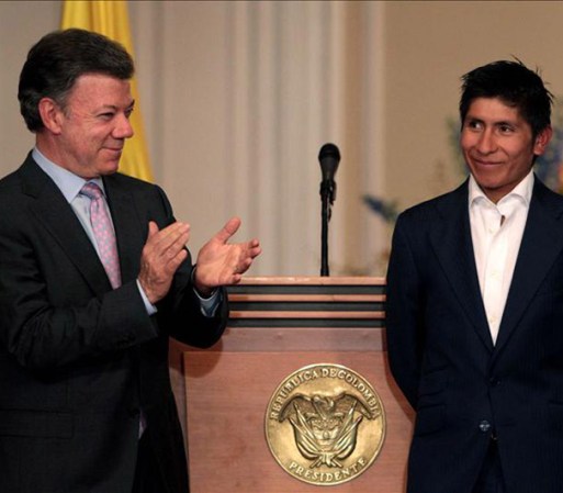 13 DE AGOSTO, 2013: El presidente Santos de Colombia condecora con la Orden de Boyacá al ciclista Nairo Quintana.