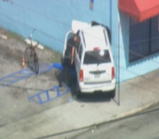 Una persona murió y otra resultó gravemente herida después de que un coche golpeó a dos peatones y se estrelló contra un edificio en Miami la mañana de este martes.