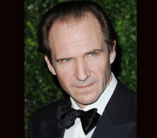 Ralph Fiennes irradia masculinidad con sus ojos azules. Es un actor británico, nominados dos veces al premio Oscar. Su primera aparición fue en "Cumbres Borrascosas". Pero en "La lista de Schindler" como comandante nazi, le hizo merecedor de una nominación a los Oscar y en el 1996, repite, esta vez con un protagónico con "El paciente inglés".