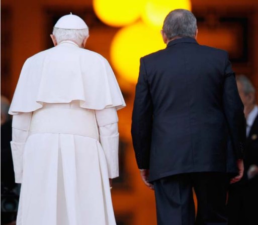 El Papa y Raúl Castro se retiran luego de posar para los medios de comunicación.