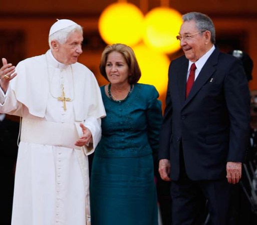 El Papa, una intérprete y Raúl Castro.