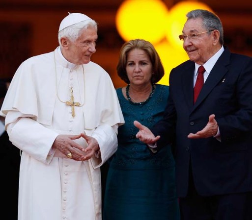 El Papa, una intérprete y Raúl Castro.