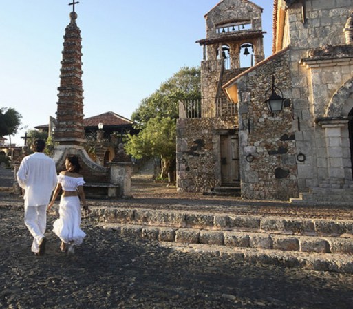 La Romana se encuentra a una hora y media al oeste de Punta Cana y a una hora y media al este de la capital, Santo Domingo