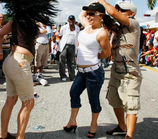 Y si no sabes bailar salsa... ¡no te preocupes! Habrá siempre alguien dispuesto a enseñarte.