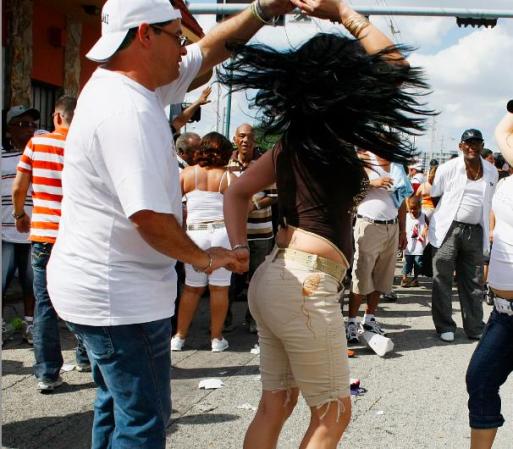 Porque, por supuesto, la salsa es uno de los ritmos que más se escuchan en esta alegre fiesta.