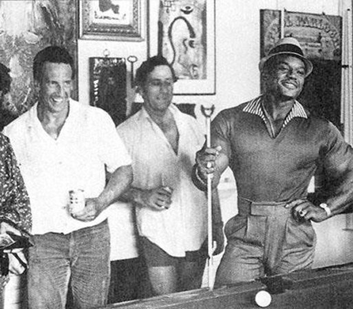 Aquí vemos una foto de antañp con un grupo de amigos.